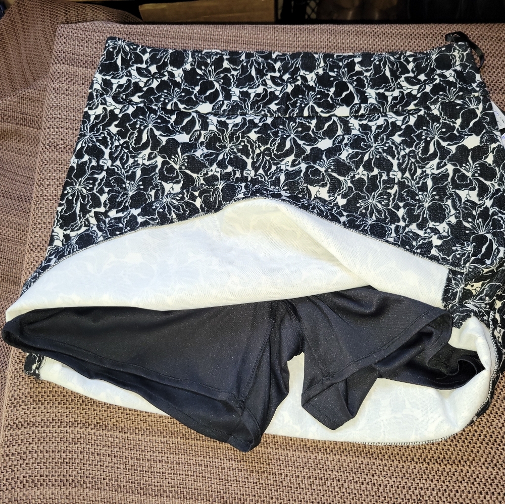 Skort Black and White Floral Size 5 Pull-on